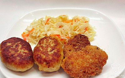 Подайте котлеты и икру, присыпав зеленью. Приготовьте гарнир в виде картофели, макарон или салат. Подайте хлеб.