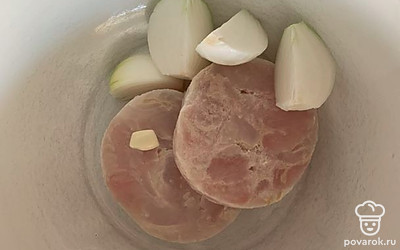 Лук, чеснок и филе отправляем в блендер.