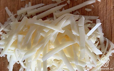 Сыр трем на крупной терке.