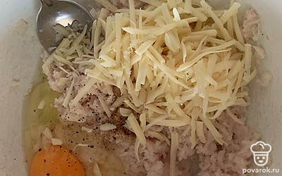 К фаршу добавляем яйцо и сыр.