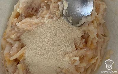 Добавляем манку и даем постоять 10 минут.