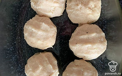 Из фарша формируем котлеты и отправляем в духовку выпекаться при 180 градусах.