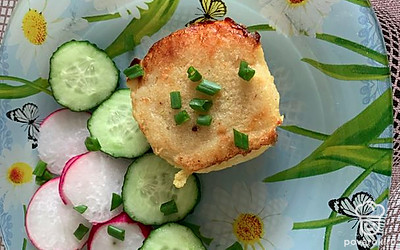 Подаем порционно с огурцом и редиской, посыпав зеленым луком.