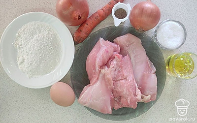 Филе кролика промойте и промокните бумажным полотенцем. Морковь и лук почистите и так же помойте. Соль, специи, черный перец и масло растительное поместите в отдельные тары.