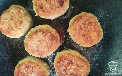 Пропустите через мясорубку филе кролика, морковь и лук. Добавьте яйцо, посолите и поперчите. Перемешивайте. Руками, смоченными в масле, сформируйте из фарша небольшие котлеты и обваляйте их в муке. На сковороде разогрейте растительное масло и выложите котлеты. Обжаривайте с каждой стороны по 5 минут на среднем огне под крышкой.