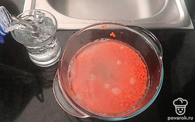 Промойте чечевицу, залейте тремя стаканами воды и поставьте на плиту вариться до кашеобразного состояния. Подсолите после закипания.