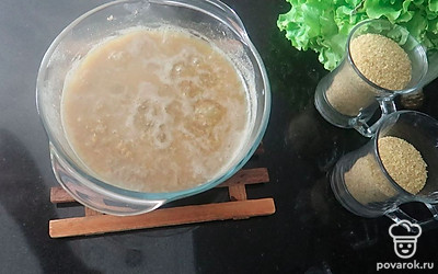 В отваренную чечевицу высыпьте булгур и дайте 15 минут постоять, чтобы булгур набух.