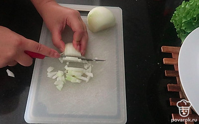 Тем временем мелко нарежьте луковицу и отправьте на сковородку обжариваться.