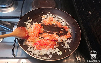 Когда лук станет золотистым, добавьте 2 ложки томатной пасты и перемешайте.