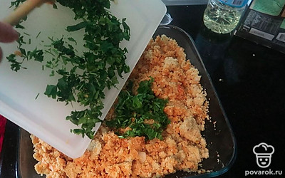 Соберите котлеты. К булгуру и чечевице добавьте специи, зелень, лук с томатной пастой и хорошо перемешайте. Если кажется, что суховато, добавьте немного растительного масла.