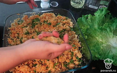 Сформируйте котлетки, одной рукой слегка сдавливая их и придавая форму.
