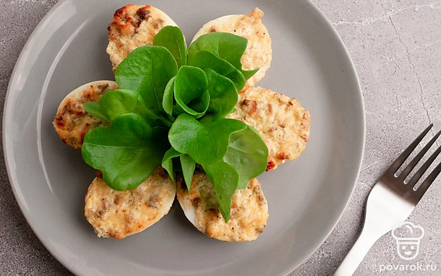 Яйца, фаршированные сыром, сметаной и грибами в духовке — Рецепт с фото