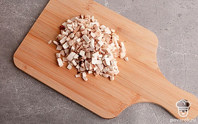 Шампиньоны нарежьте мелкими кубиками.