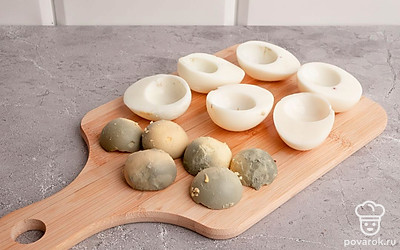 Вареные яйца очистите, разрежьте пополам острым ножом и выньте желтки.