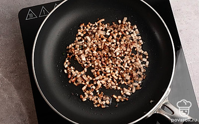 В разогретой сковороде не небольшом количестве растительного масла обжарьте шампиньоны.