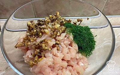 Куриное филе и грибы порезать на мелкие кусочки. Укроп измельчить. Поместить ингредиенты в глубокую миску.