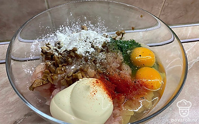 Добавить яйца, майонез, крахмал, паприку, посолить по вкусу.