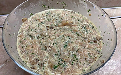 Все перемешать, дать смеси для котлет настояться 10 минут.