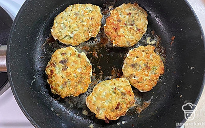 Обжарить рубленые котлеты на сковороде с растительным маслом с обеих сторон до золотистого цвета. Готово!