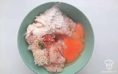 В фарш добавьте яйца, соевый соус, майонез, лук, чеснок, сливки, майонез, муку, соль, перец и кунжут. Перемешайте, замесите фарш. Сформируйте котлеты и обваляйте в муке.