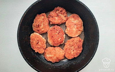 В горячую сковороду добавьте оливковое масло, начните жарить котлеты с двух сторон на среднем огне до золотистой корочки. Приготовьте соус смешав ингредиенты для него.