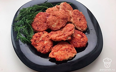 Подавайте котлеты в большой плоской тарелке, вместе со сметанным соусом, свежими огурцами и украсив веточкой зелени петрушки. Также можете подавать с гарниром и любой понравившейся зеленью.