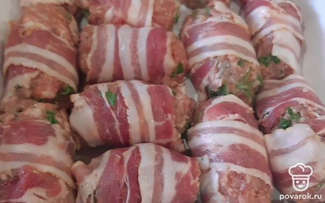 Сочные котлеты с зеленью, завернутые в бекон — Рецепт с фото