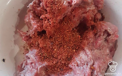 Мясо помыть, прокрутить в мясорубке, добавить специи, соль, лук.