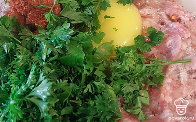 В фарш вбить яйцо, положить мелко нарезанную петрушку, перемешать.