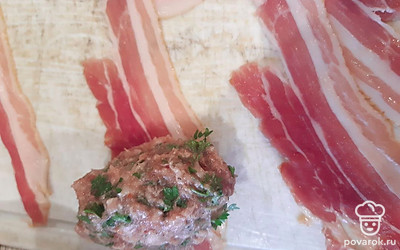 Сформировать котлеты и завернуть их в бекон. 