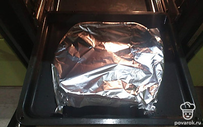 Котлеты выложить в форму, накрыть фольгой и запекать в духовке при 180 градусах 30 минут. 