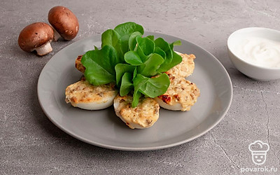 Яйца фаршированные сыром, сметаной и грибами готовы! Выложите их на тарелку и украсьте свежей зеленью на свой вкус. Приятного аппетита!