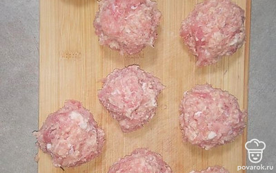 Грудку и лук измельчить в блендере, добавить соль, перец, скатать шарики.