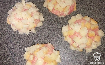 Обмакиваем котлетки сначала в яйцо, потом в хлеб и выкладываем на сковороду. Обжариваем с двух сторон до золотистой корочки.