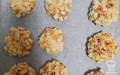 Положить на пергамент и отправить в духовку до готовности.