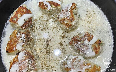 Залить водой, добавить сметану и специи, тушить под крышкой 20 минут.