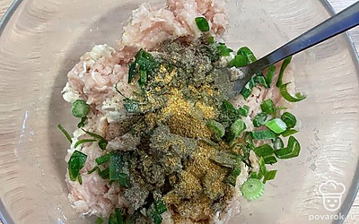 К фаршу добавить любимые специи, чеснок.