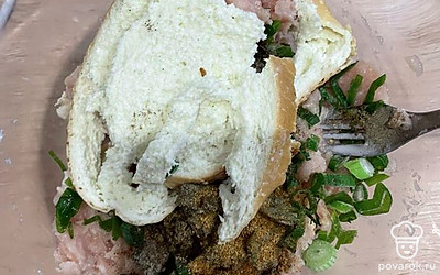 Добавить вымоченный в молоке батон.