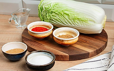 Подготовьте все ингредиенты и выложите их на стол для удобства. Снимите с пекинской капусты несколько верхних листьев. Вскипятите воду.