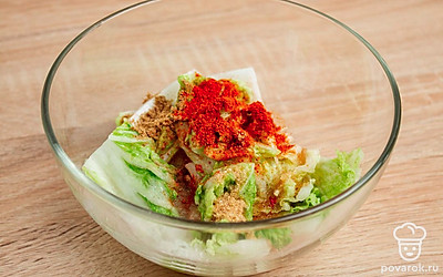 Возьмите глубокую миску. Положите в нее нарезанные листы пекинской капусты, посыпьте солью и оставьте на 6 часов. Затем добавьте паприку, кориандр, соль и сахар.