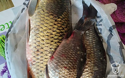 Речную рыбу, карась, сазан или любую другую тщательно промываем, вспарываем и очищает от кишок.