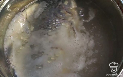 Кипятим воду и в кипящую воду опускаем нечищенную рыбу. Варим буквально несколько минут.