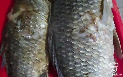 Рыбу вытаскиваем, даём остыть и легко очищаем от костей и чешуи.