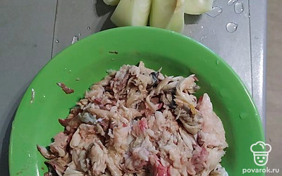 Пропускаем всё через мясорубку (рыбу, лук и чеснок). 