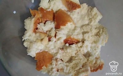 Отдельно замачиваем кусок белого хлеба в молоке.