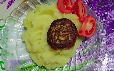 Подавать можно с картофельным пюре и свежими овощами.