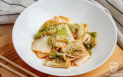 Положите маринованный кимчи по-корейски в красивую тарелку и посыпьте семенами кунжута. Не забудьте подать к блюду палочки! Приятного аппетита!