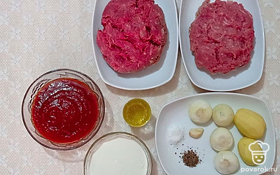 Картофель промойте под проточной водой, обсушите салфеткой. Очистите от кожуры, у лука и чеснока снимите шелуху.