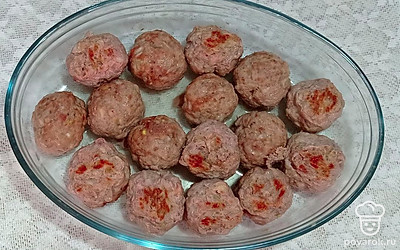 Включите духовой шкаф, нагрейте до 170°C. Мокрыми руками отщипните небольшое количество фарша, скатайте шарик. Положите его в форму, промазанную оливковым маслом. Продолжайте формировать котлеты и укладывайте друг за другом. Затем отправьте запекать в разогретую духовку на 20 минут.