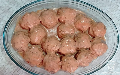 Пока котлеты находятся в духовке, приступите к приготовлению подливки. В миске смешайте сметану, томатное пюре, соль и черный перец. Залейте шарики получившимся соусом и снова отправьте в духовой шкаф на 20 минут.